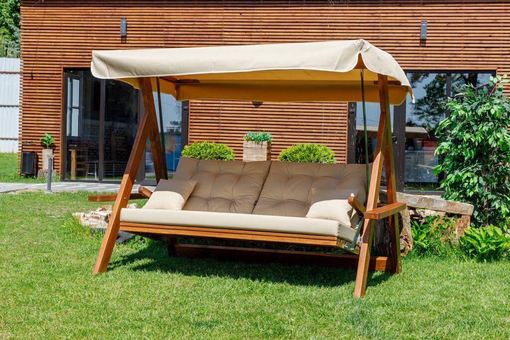 Садовые качели Lyon из массива сосны с песочными подушками садовые качели удачная мебель