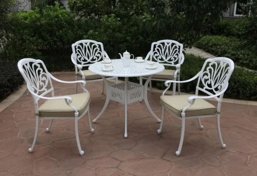Белая мебель из литого алюминия Palermo 4 white мебель из металла harold iv с круглым столом 91 см